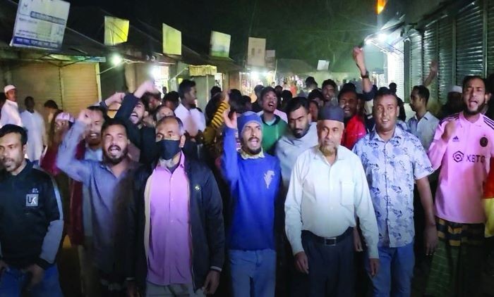 খেলার মাঠ ভাড়া দেওয়ায় ওসির অপসারণ দাবিতে বিক্ষোভ